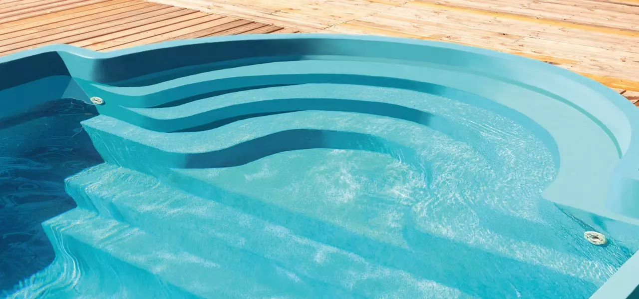 GFK Pool, der blau gestrichen wurde 