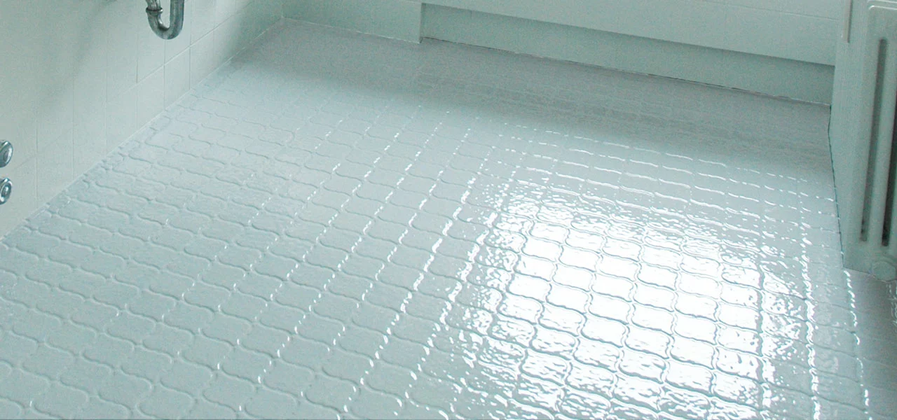 Weiße Bodenfarbe auf Fliesen