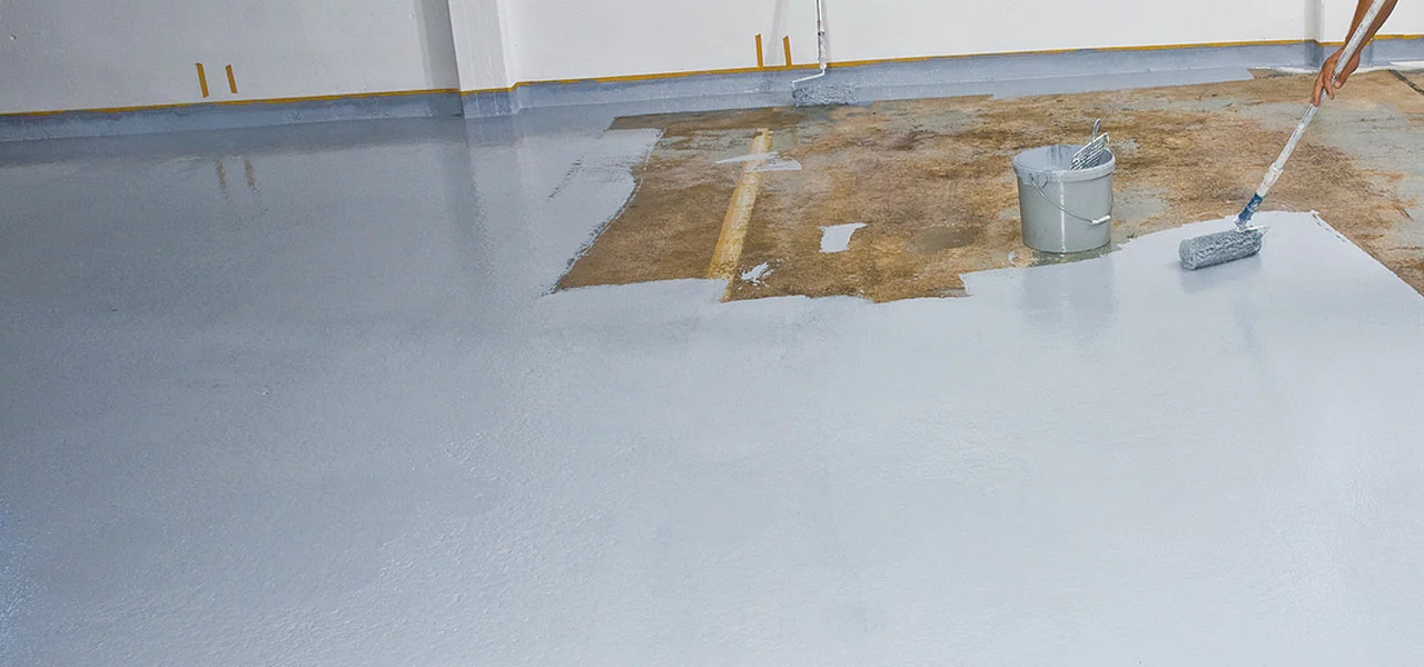 Boden wird mit einem Flüssigkunststoff beschichtet