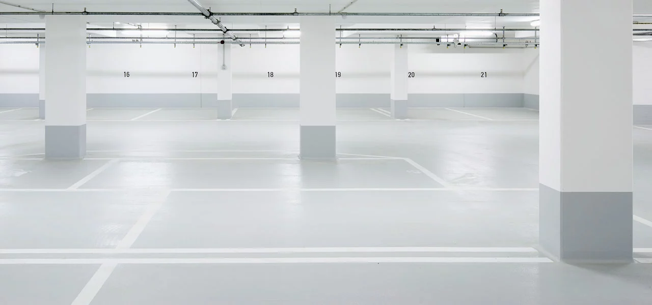 Parkhaus mit einer Parkplatzmarkierung