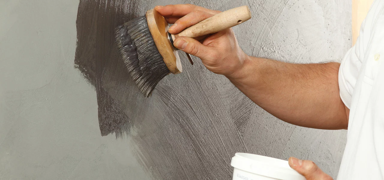 Eingefärbte Wachsseife wird auf den Sumpfkalk aufgetragen