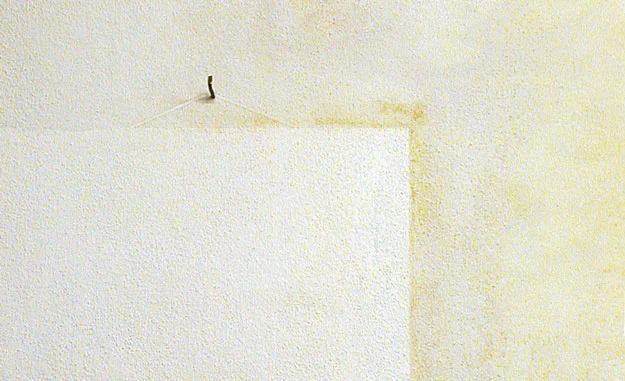 Nikotinflecken isolieren und absperren Nikotinfleck an einer Wand, vor dem Überstreichen mit Nikotinfarbe.