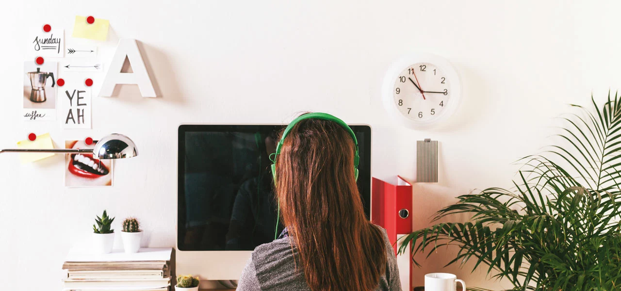 Magnetwand Magnetfarbe Homeoffice Person sitzt vor einer Magnetwand