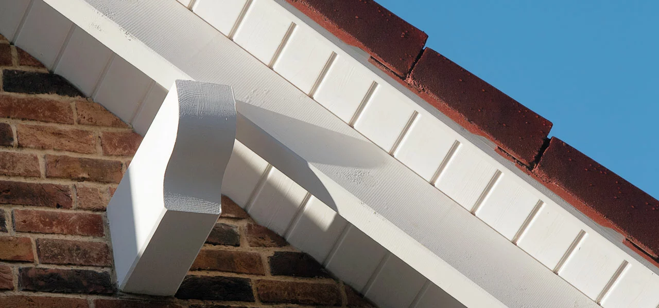 Vordach mit Wetterschutzfarbe streichen