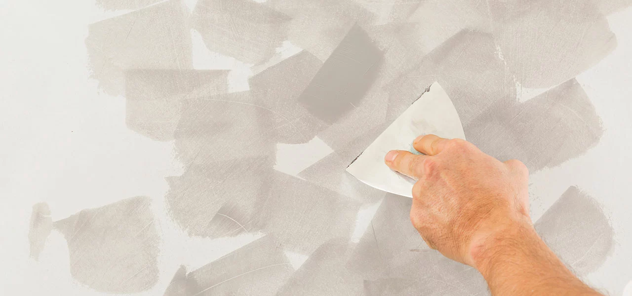 Stucco Veneziano wird als Vorbereitung für den Metallicwachs mit einer Spachtel aufgetragen