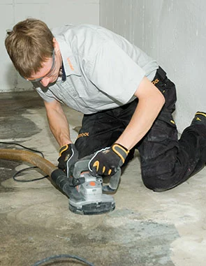 Vorbehandlung Bodenbeschichtung - Boden wird angeraut