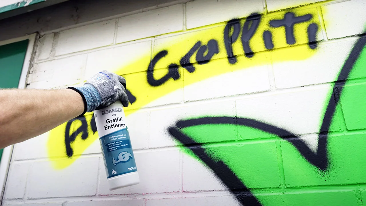 Aufsprühen, des Anti-Graffiti Reinigers