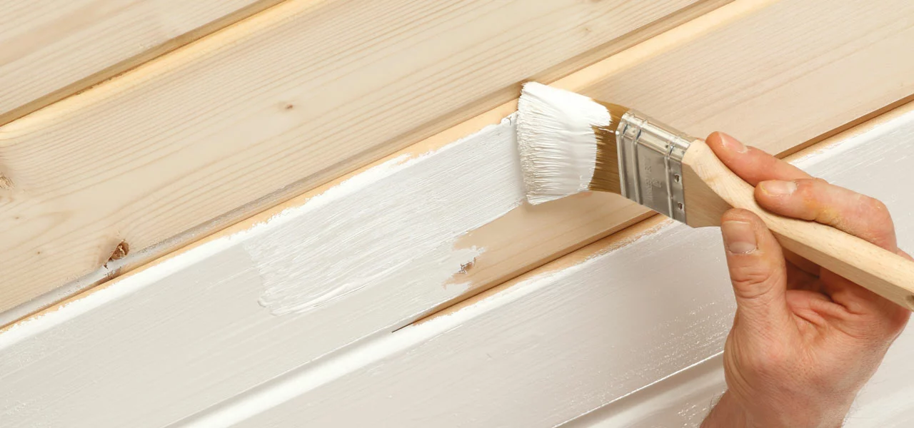 Holzdecke streichen mit Holzfarbe