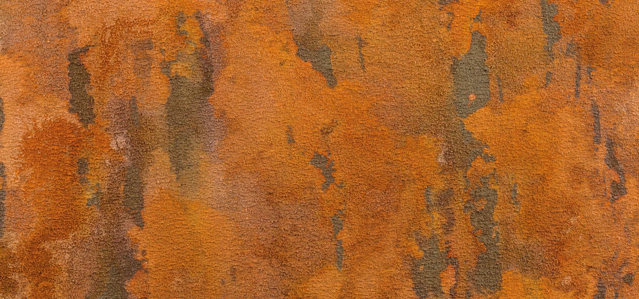 Detailaufnahme Wand, die mit Rostfarbe gestrichen wurde 