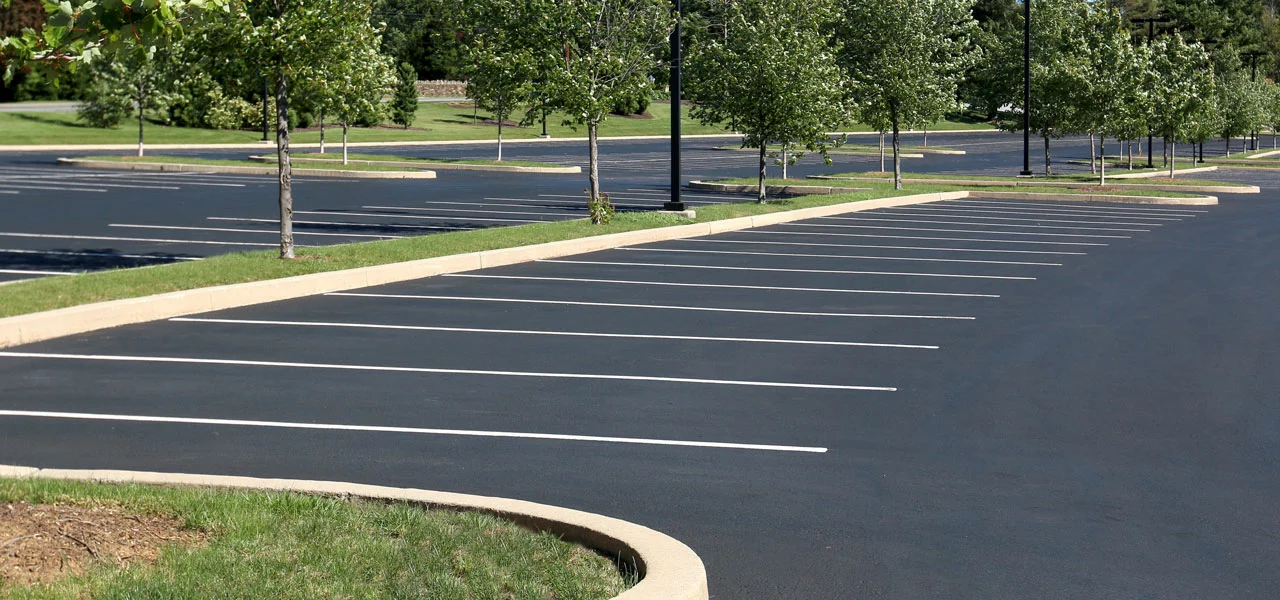 Parkplatz, der mit dem Linienmarkierspray markiert wurde