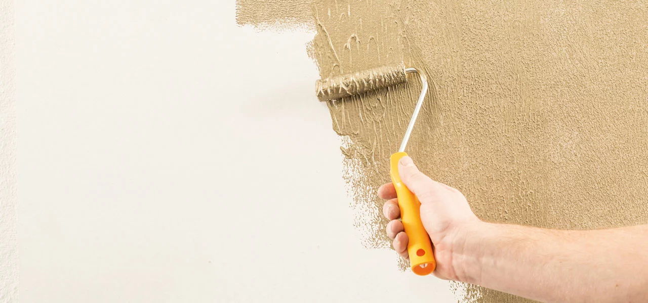 Glättspachtelmasse wird mit einer Farbwalze aufgetragen 