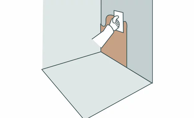 Fugenloser Wandspachtel wird ein zweites Mal mit einer Kelle aufgetragen 