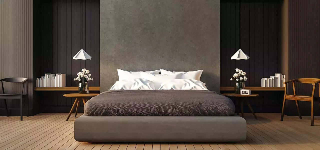 Schlafzimmer mit einer metallischen Glättspachtelmasse im Hintergrund 