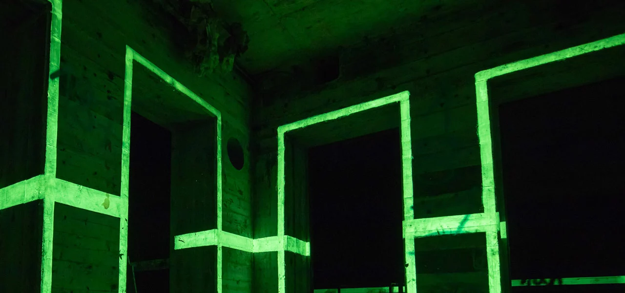 Türrahmen, die mit Leuchtspray besprüht wurden und nun grün leuchten in der Nacht