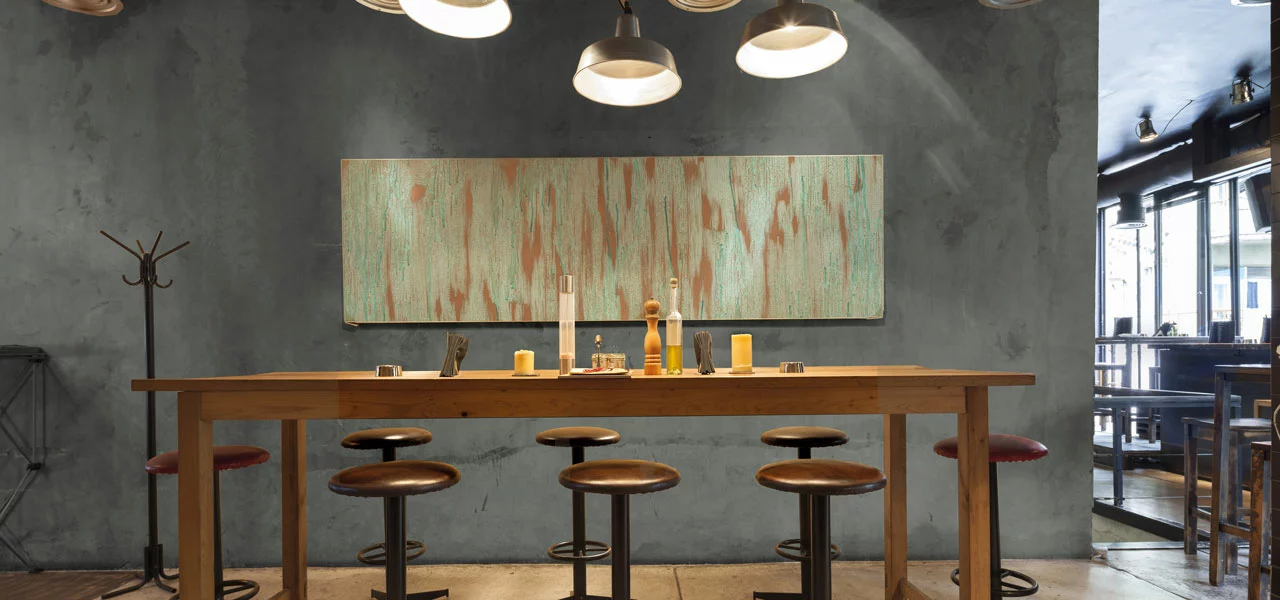 Moderne Bar mit einem Kupfer-Patina Bild im Hintergrund
