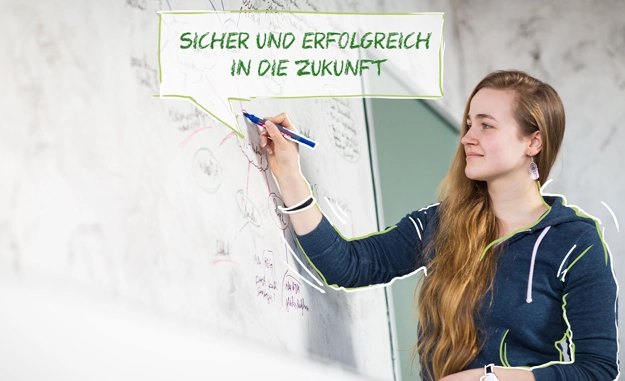 Auszubildende bei Jaegerlacke beschriftet ein Whiteboard