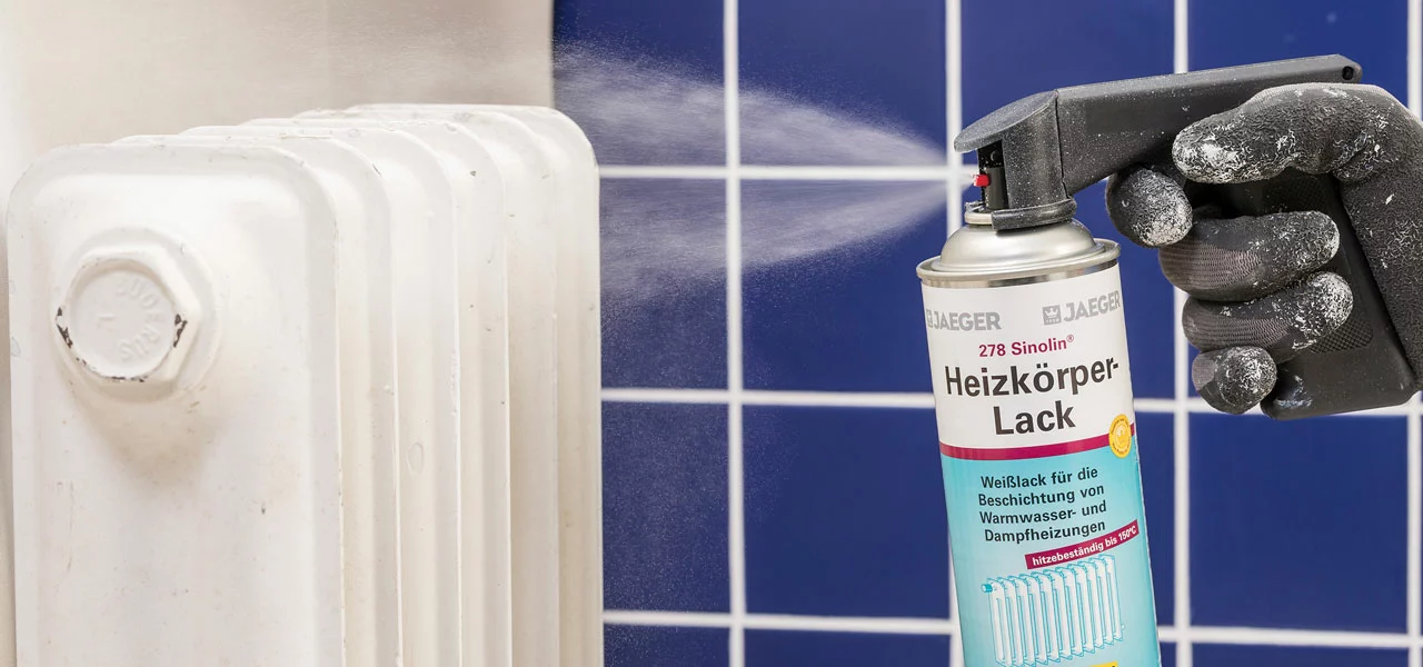 Heizkörperlack wird auf einen Heizkörper gesprüht