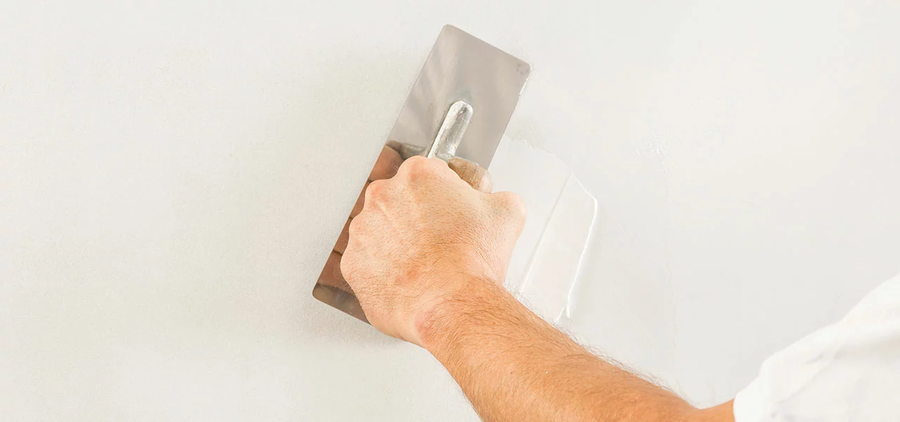 Fläche wird mit der Traufel für den Metallicwachs vorbereitet