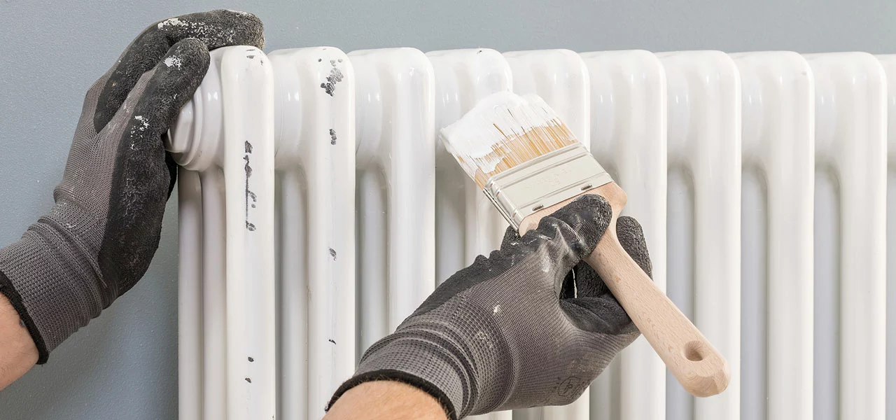 Alter Heizkörper, der mit dem Heizkörperlack lackiert wird 