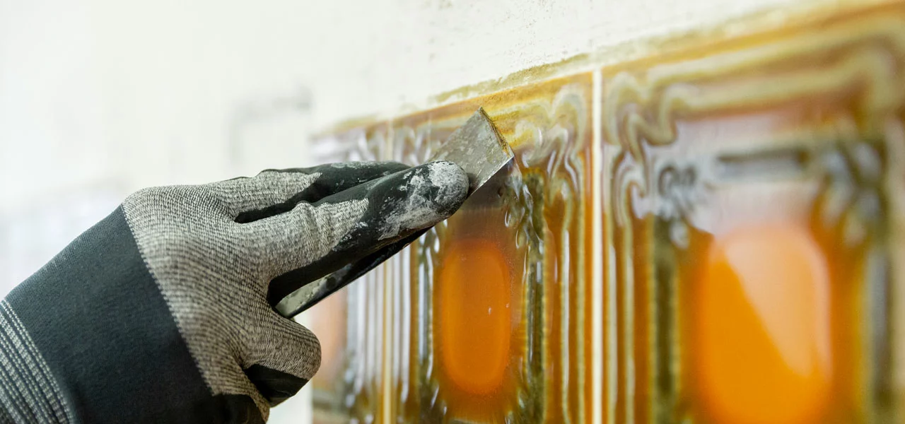 Fliesen werden gereinigt vor dem Auftrag der Fliesenfarbe 