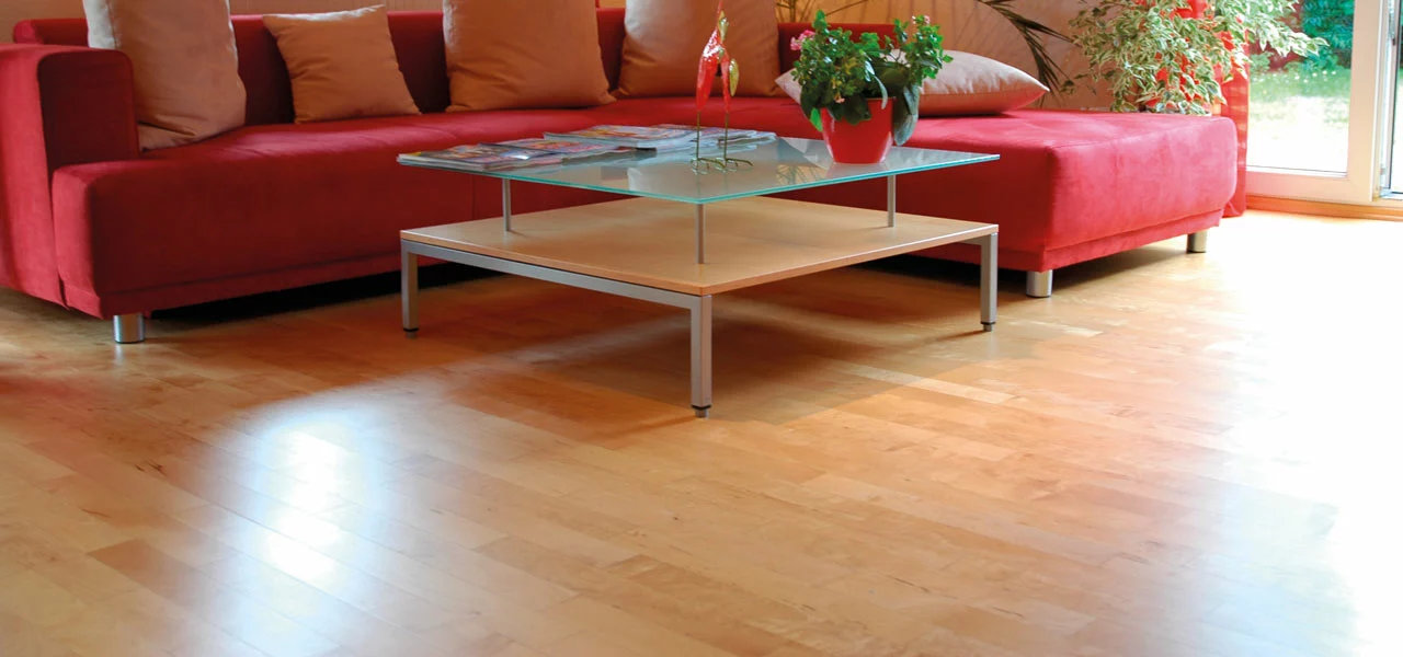 Nahaufnahme eines Parkettbodens in einem Wohnzimmer