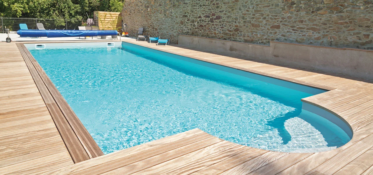 Pool, der mit der Schwimmbadfarbe von Jaeger blau gestrichen wurde 