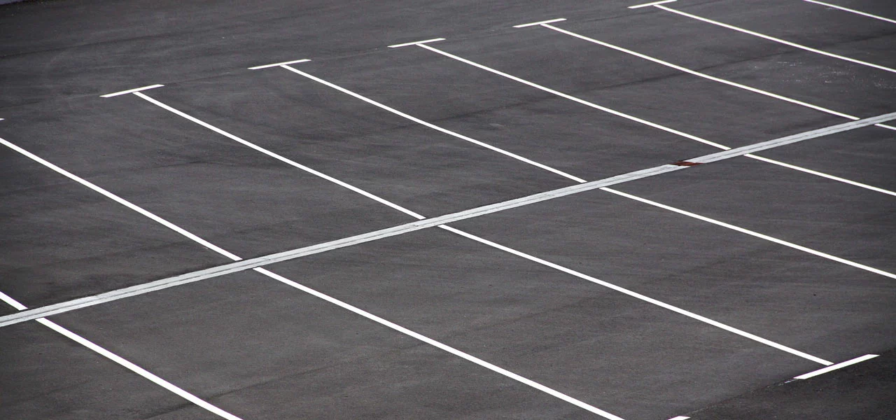 Parkplatz, der mit dem Markierspray markiert wurde