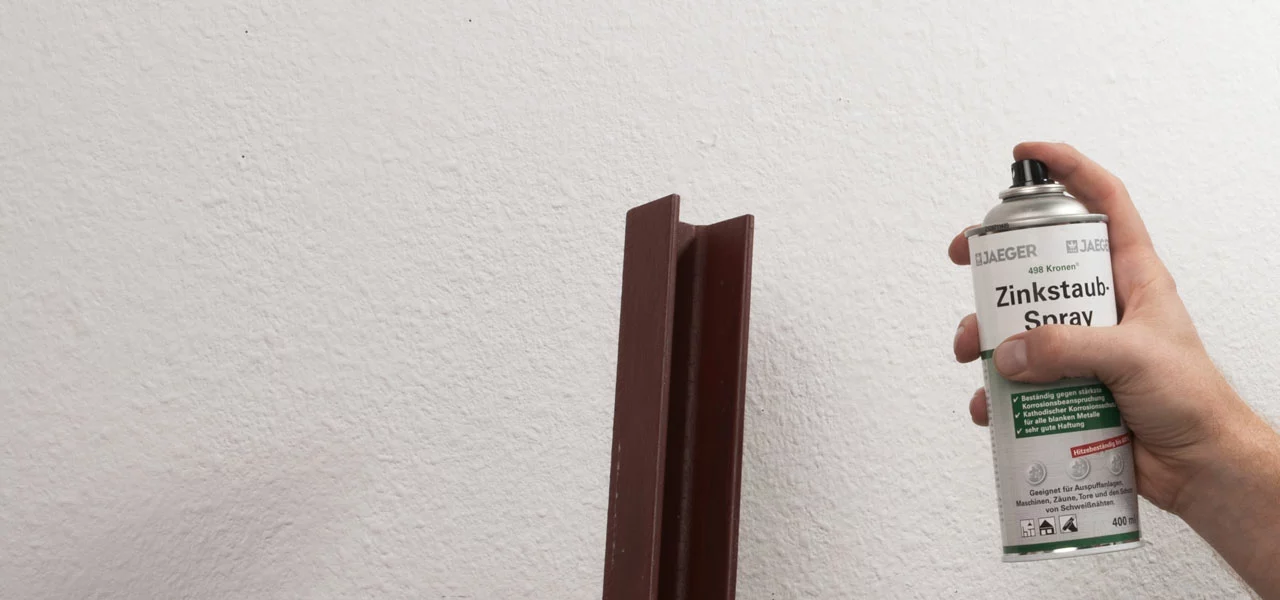 Zinkstaubspray wird aufgesprüht