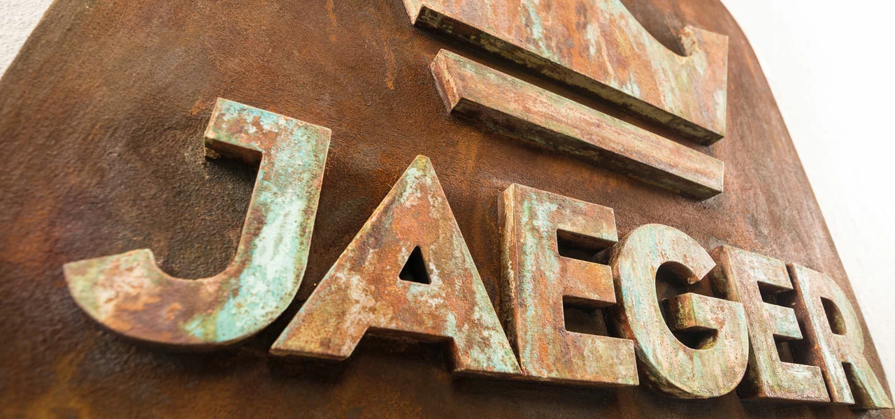 Rostfarbe die auf dem Jaeger Logo angewendet wurde