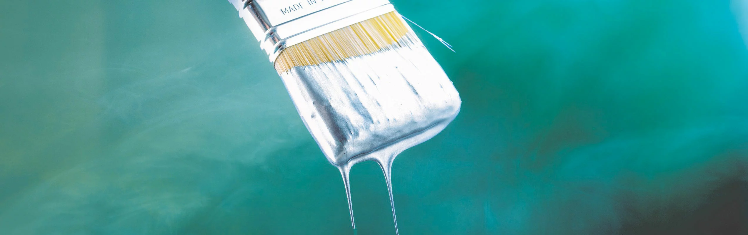 Farbpinsel von dem Farbe tropft 